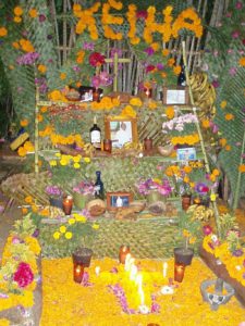 家に飾られる祭壇の例１
