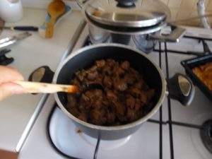 購入した牛肉は、香辛料と水を入れて、炒め煮(カウルマ)される。