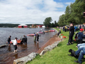 町の中心部から徒歩5分の湖ではボートレースが行われます
