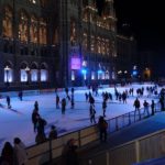 ウィーン市庁舎を背景にスケートを楽しむ