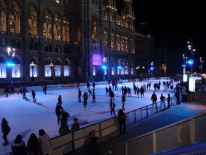 ウィーン市庁舎を背景にスケートを楽しむ