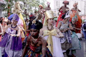 カンドンブレにまつわる衣装をまとったイル・オバ・デ・ミンの踊り子たち
