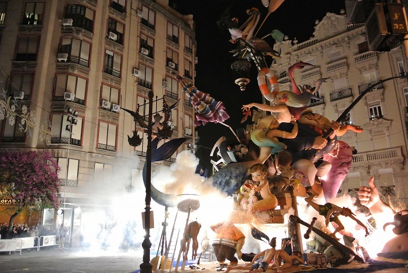町のあちこちから火の手が上がる バレンシアの火祭り 世界のイベント フェスティバル
