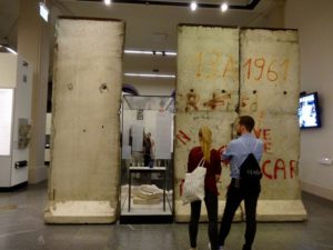 ベルリンの壁の実物も展示されています