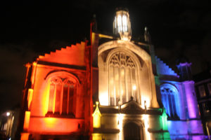 カラフルなイルミネーションに照らされる教会