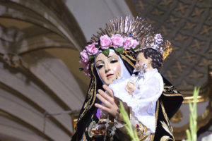 美しい聖女ロサの像。彼女の象徴であるバラの王冠をかぶっています