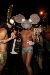 肉体美を強調しつつDeadmau5に扮した二人と