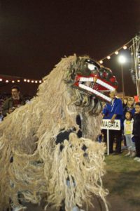 琉球國祭り太鼓のリズムに合わせ踊る沖縄獅子。勇ましい！