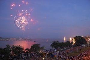 夜間の花火大会
