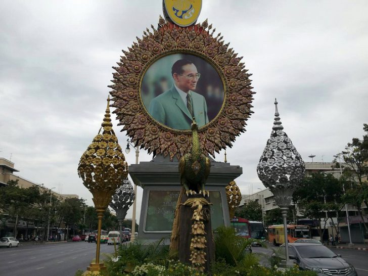 前国王ラーマ9世（プミポン国王）。バンコクの街の至るところに王の肖像画を見ます。