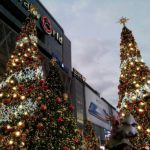 有名ショッピングセンター、セントラルワールド前の広場に巨大なクリスマスツリーが並びます。