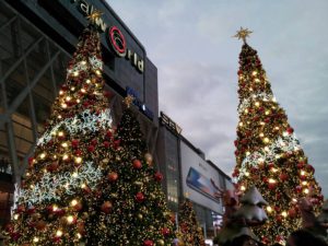 有名ショッピングセンター、セントラルワールド前の広場に巨大なクリスマスツリーが並びます。