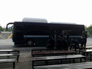 ドンムアン国際空港外れの待機所にて。軍の送迎バスにのって基地内へ移動します。