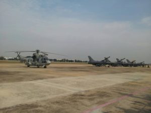 ショーを終えた戦闘機とヘリコプターが目の前に並ぶ。