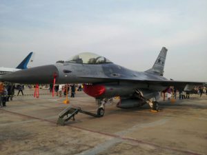 F-16戦闘機　ファイティング・ファルコン