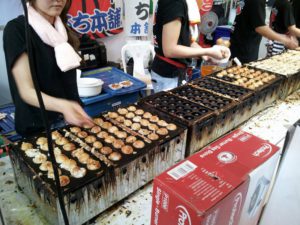 日本のお祭りの定番、たこ焼き。