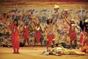 ラーマーヤナの芝居風景。インド全土でヒンズー教の教えと共にこの劇が行われています。
