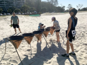 スチールのコーン型を横につなげた作品。コーンの中に砂を入れて下の穴から出てくるのを楽しむ子供達。