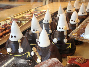 ナサレノの形をした可愛いお菓子たちは子供たちに大人気。