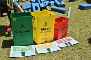会場内のゴミ箱は分別によって色分けられています。緑→オーガニック、黄→リサイクル、赤→埋め立てられるゴミ 子供たちもゴミを上手に分けて捨てられているようでした
